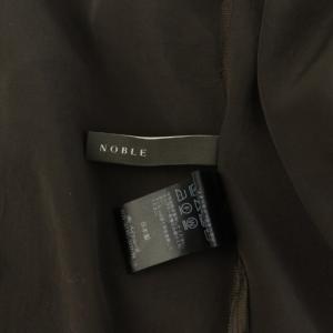 NOBLE 25SS 洗える ミューズサテンボウタイブラウス フレンチスリーブ チャコールグレー /MY OS