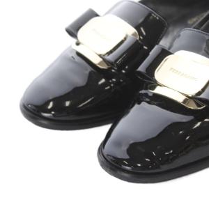 Salvatore Ferragamo ヴァラ エナメル ローファー 5 ブラック ヴァラリボン