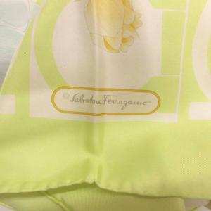 Salvatore Ferragamo 美品 スカーフ 絹 シルク 黄緑 花柄 円形模様 /IL GY99