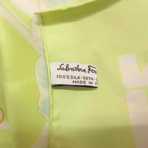 Salvatore Ferragamo 美品 スカーフ 絹 シルク 黄緑 花柄 円形模様 /IL GY99