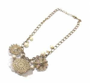 LANVIN en Bleu ネックレス ペンダント フラワーモチーフ ビジュー パール ジュエリー アクセサリー 白 ホワイト ゴールド