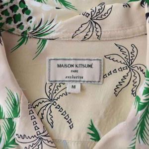 Maison Kitsuné シャツ 半袖 総柄 胸ポケット 襟付き ヤシの木 M ベージュ 緑 白 黒 KMH-39020-A