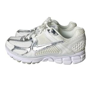 NIKE W ZOOM VOMERO 5 スニーカー HF7723-100 25cm