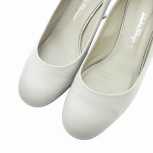 フェラガモ グレー スエード パンプス メタリックヒール