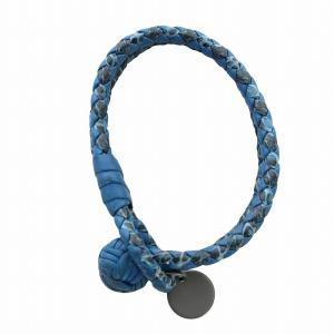 BOTTEGA VENETA ブレスレット アクセサリー バングル レザー イントレチャート ロゴチャーム 編み込み 青 ブルー GY18