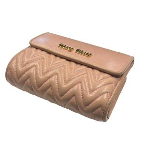 miumiu 二つ折り財布 マテラッセレザー スナップボタン ジップ ピンク WGA