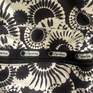 LesportSAC リュックサック デイパック 総柄 白 ホワイト 黒 ブラック GY99